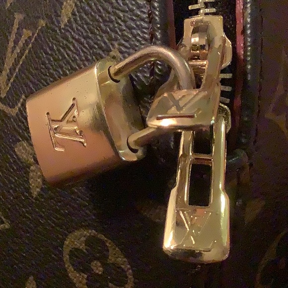 Louis Vuitton bag lightly used and In new condition. - Picture 3 of 3